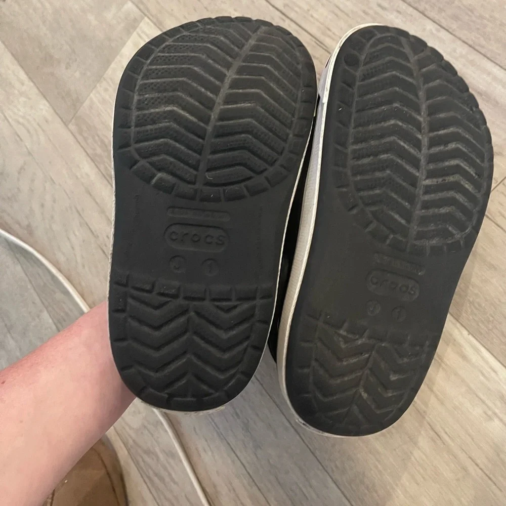 Crocs youth junior sz 1 Kids Black Clogs slip on shoes